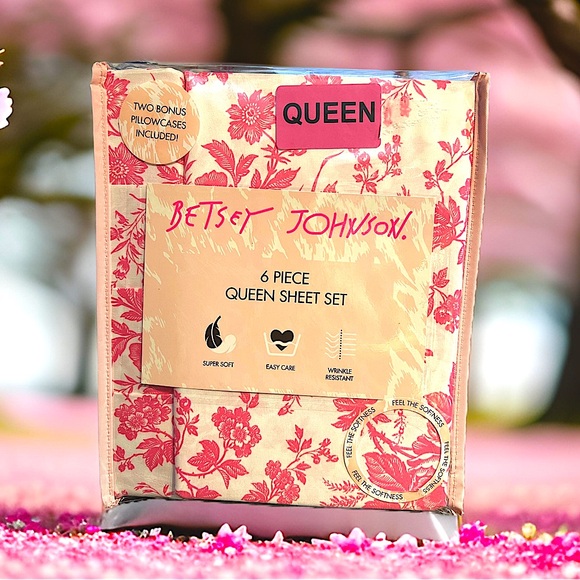 Betsey Johnson Other - Betsey Johnson NWT Queen Size Pink White Floral Sheet Set